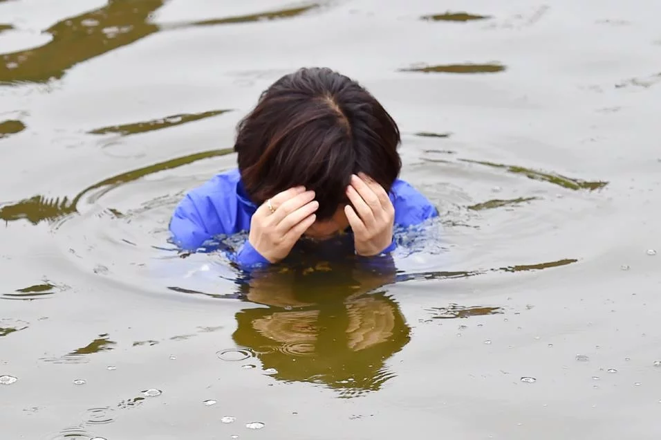 兑现承诺！顺利当选后，韩国女市长当众跳进河里