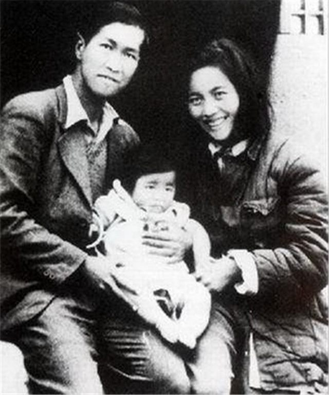 江青年轻时的珍贵老照片,本名李云鹤,最为广为认知的艺名是江青,这