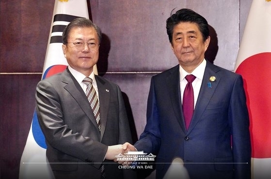 被问新年愿望是啥？安倍当场挥笔写下