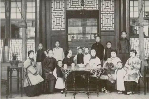 晚清真实老照片：大户人家妻妾成群，罕见的多妻照