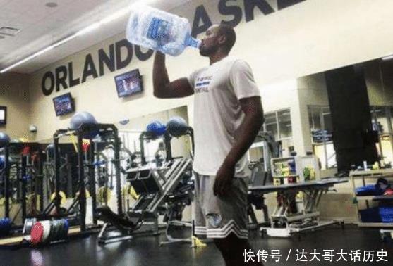 奥尼尔喝水像喝口服液姚明有过之而无不及伊巴卡都是弟弟