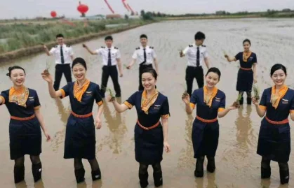 青岛空姐穿制服体验下地插秧！网友直呼辣眼睛