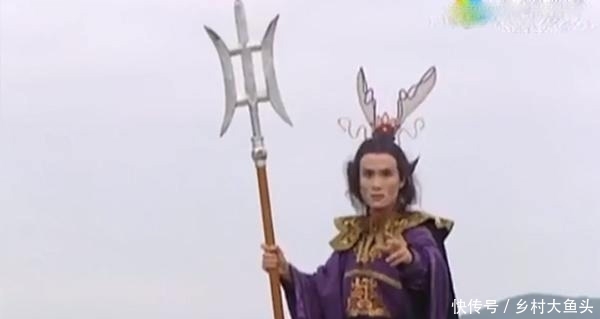 1999年的《莲花童子哪吒》也很经典,曹骏主演的,当时化着烟熏妆的敖丙