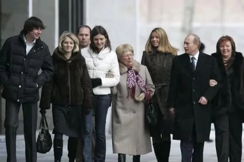 看看普京女儿，再看看特朗普女儿