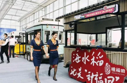 青岛空姐穿制服体验下地插秧！网友直呼辣眼睛