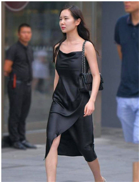  『身材』街拍：身材高挑的小美女，裙子鲜艳亮丽，温婉可人