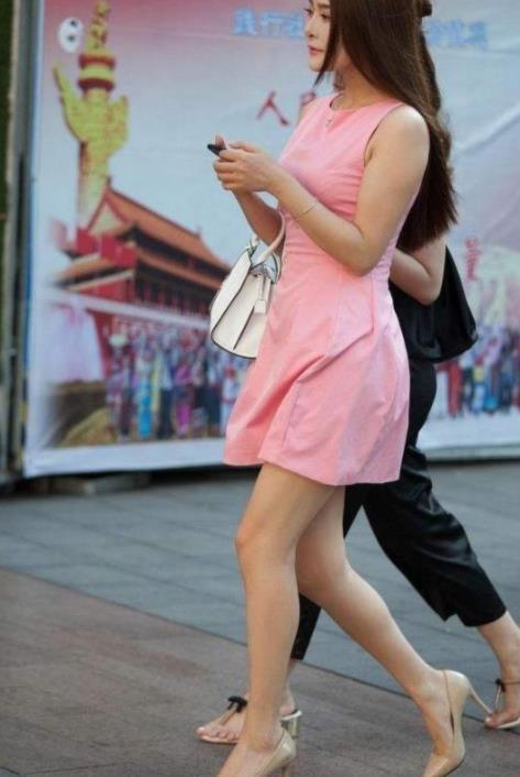 粉色■街拍:身材高挑的美女,一条粉色的连衣短裙,展现出窈窕的好身姿