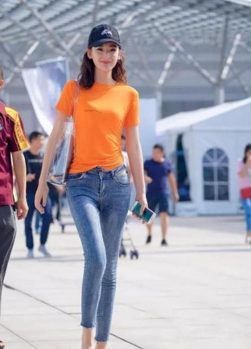  『风姿绰约』街拍：风姿绰约的白色装美女，身材苗条有致，彰显十足女性魅力
