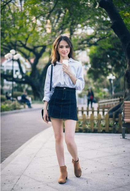  #气质#街拍：黑色系的气质美女，酷酷的有种帅劲，长相清秀又美丽