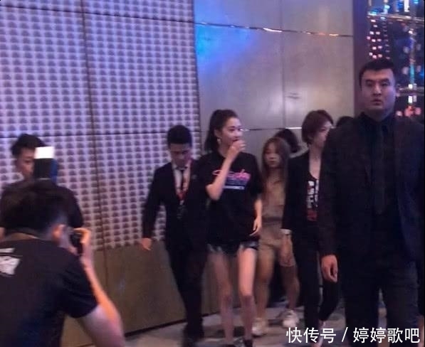 关晓彤身材到底有多扛?看她穿5cm短裤的样子,网友:这腿真是毒啊插图(3) 关晓彤身材到底有多扛?看她穿5cm短裤的样子,网友:这腿真是毒啊插图(3)