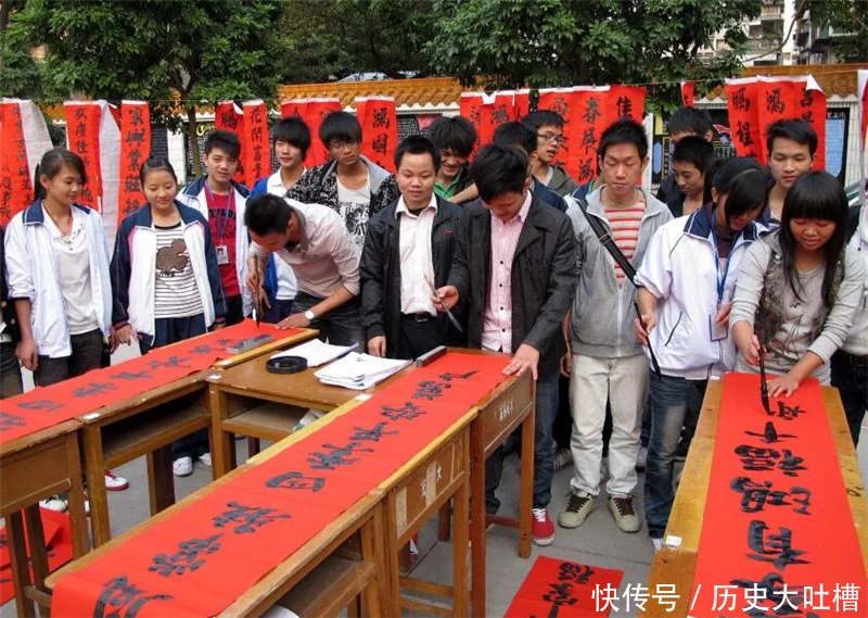 才女出上联：“野花不种年年有”，才子妙对下联，喜结良缘