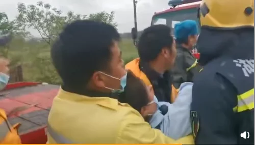 京广铁路区段塌方致T179次脱线 未造成人员死亡中国消防:经第一轮搜救,#T179# 客运火车起火车