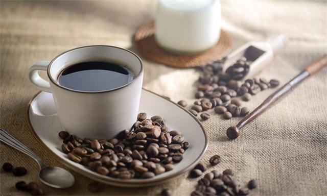 瑞幸咖啡亏损5亿股价上涨 计划年底超星巴克！