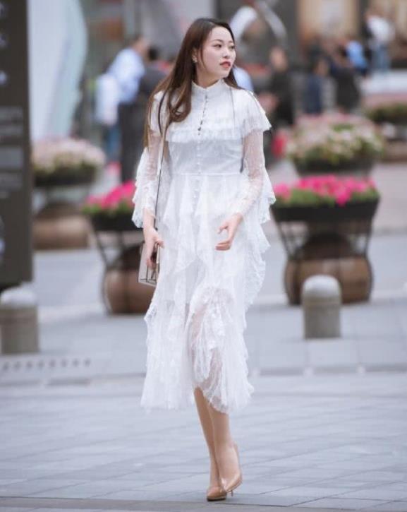  「小姐姐」街拍：小美女身穿白色连衣裙，靓丽又大气，展现经典不过时的潮流范