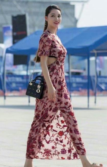  #尽显#街拍：头上架着墨镜的美女，身穿毛衣搭配浅色修身长裤，尽显时尚的魅力