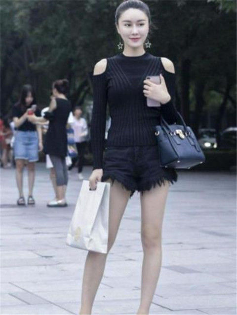  【白皙】街拍：美女露肩装配短裤，秀出白皙长腿，笑容甜美可爱