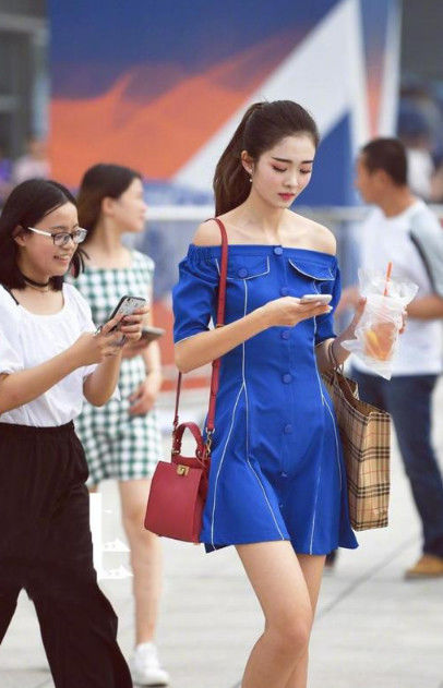 装配:街拍:打扮恬静的美女,浅色西装配白色短裤,长相清秀又美丽