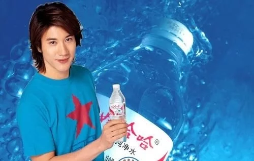 王力宏22年前拍纯的净水广告，有谁注意到女配角？ GIF出处 热图2