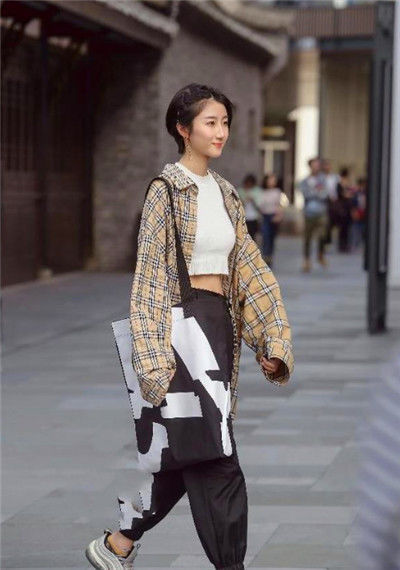  长袖：街拍：高挑丰腴的美女，时尚长袖配黄色短裤，清秀靓丽
