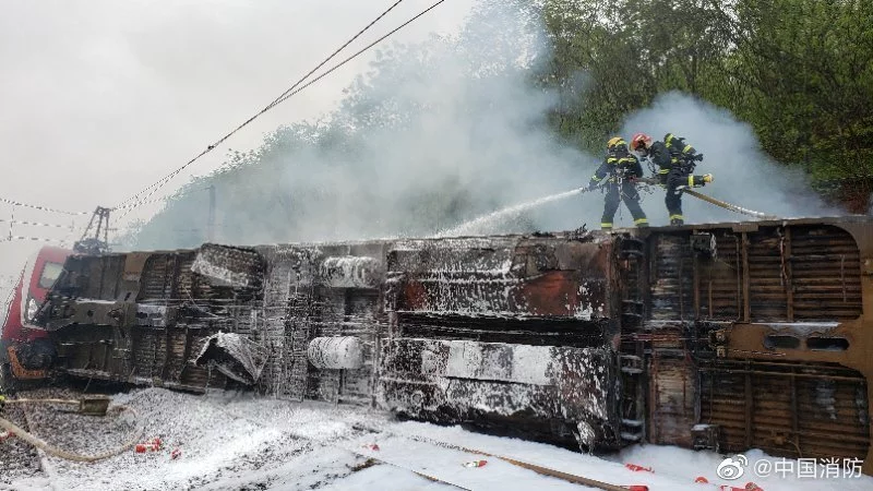 京广铁路区段塌方致T179次脱线 未造成人员死亡中国消防:经第一轮搜救,#T179# 客运火车起火车