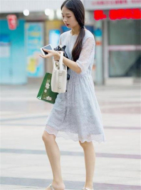  「气质」街拍：温柔之至的美女，身穿双层连衣裙，气质温婉动人