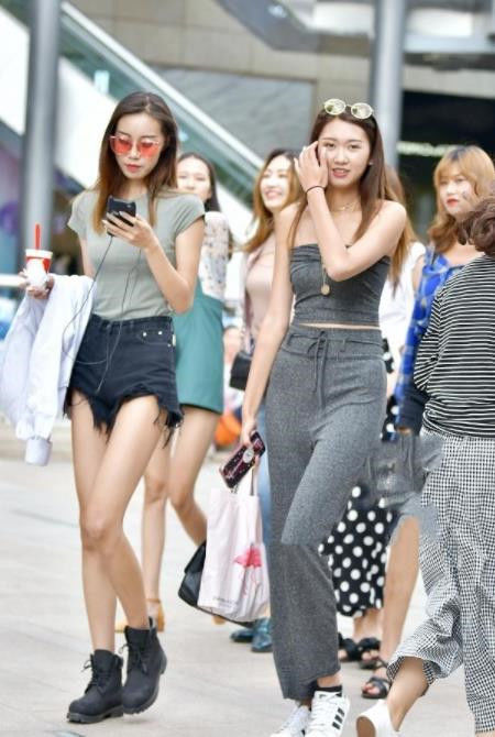  『美女』街拍：清新典雅的时尚美女，身穿蓝色的连衣裙，充满着潇洒帅气的活力