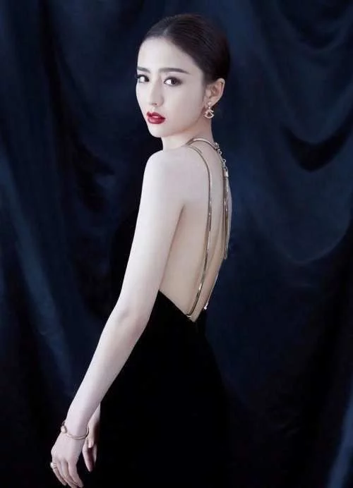 佟丽娅瘦出新高度，黑色吊带裙秀出性感锁骨与美背 明星资料 热图4