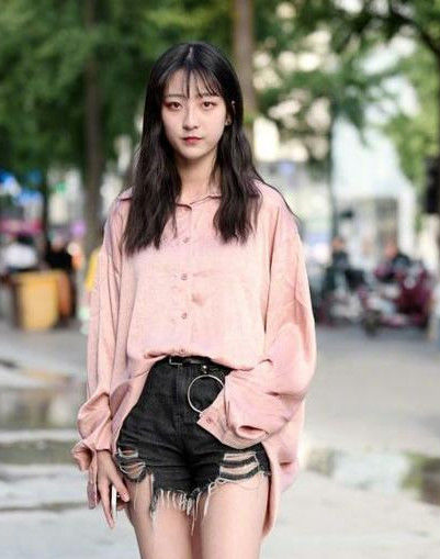 『个性』街拍：美女小姐姐穿着黑色的个性短裙，带着一个大大的太阳镜，充满无限魅力