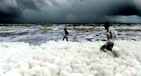 印度孩童在毒泡沫海滩玩耍 印度新的环境污染危机