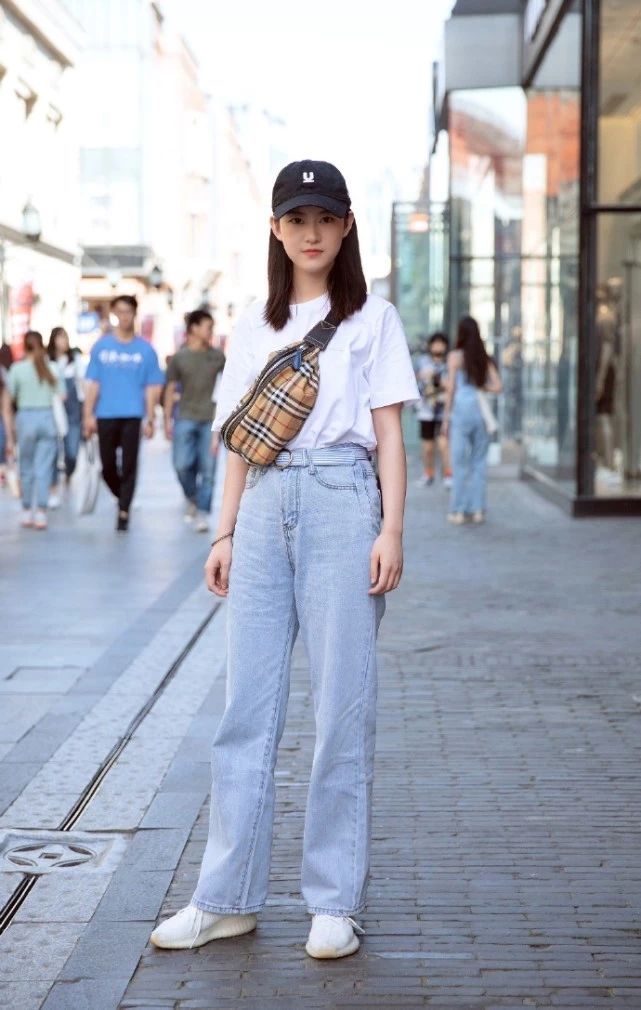  『短袖』街拍：戴太阳帽的小美女，白色短袖搭配休闲牛仔裤，清清爽爽很显气质
