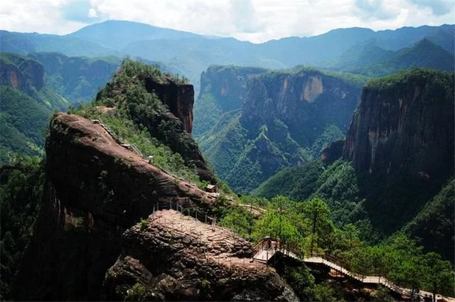 丽江老君山奇观,千万只“红乌龟”爬上山,游客都得赤脚上去【2020热门旅游景点】