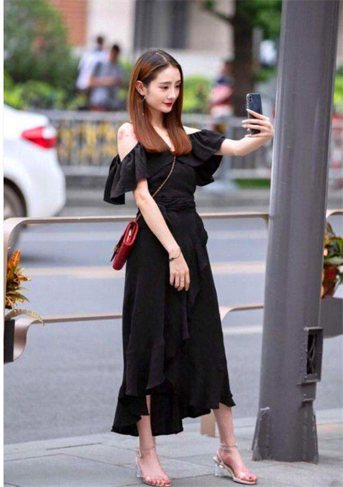 「 美女」长相甜美，长发披肩温婉动人，街拍：美女身穿露肩吊带长裙