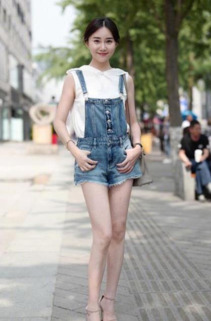  『美女』街拍：美女身材娇小玲珑，秀出白皙长腿，温婉可人