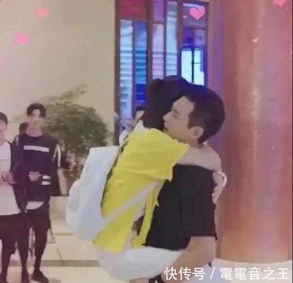 杨紫叉腿跳到李现身上时,谁注意李现手放的“位置”?网友:羡慕插图(3) 杨紫叉腿跳到李现身上时,谁注意李现手放的“位置”?网友:羡慕插图(3)