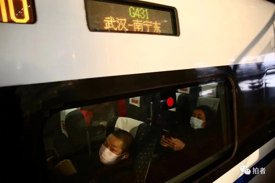 武汉解封第一时刻：出城乘客振臂庆祝 热点 热图22