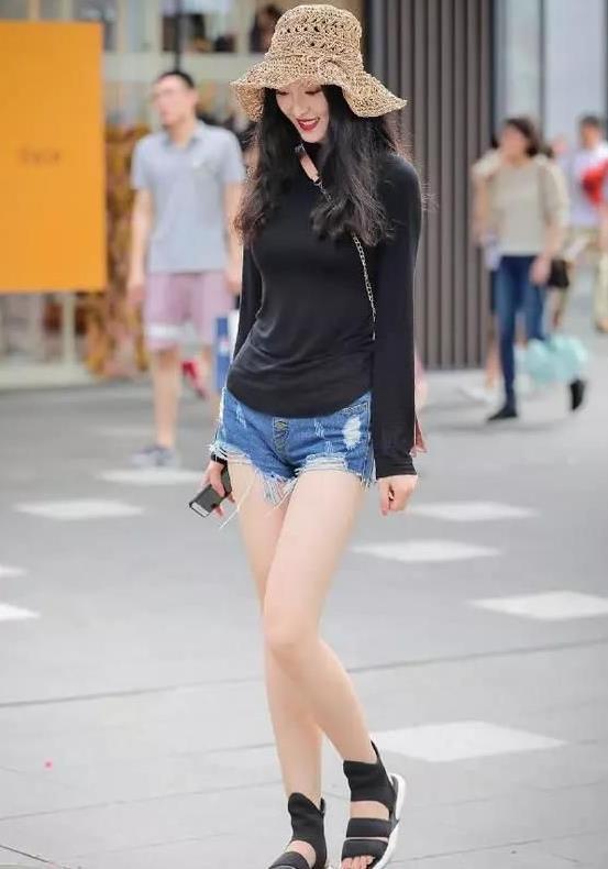 『 美女』秀出高挑的身材，展现骨感美，街拍：美女白色T恤配白色紧身裤