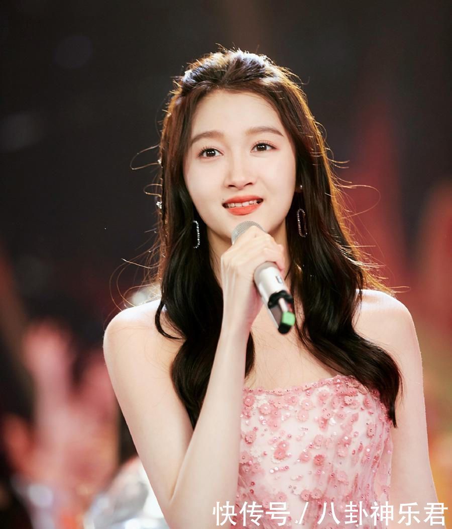 鹿晗关晓彤跨年合唱