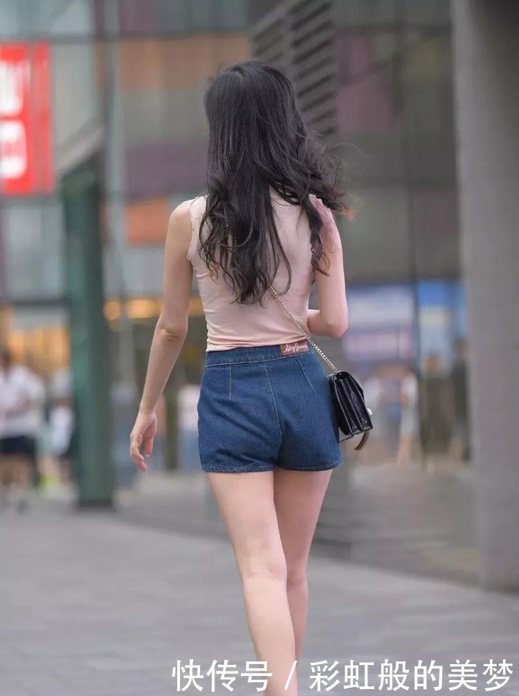 紧身的粉色无袖T恤衫斜挎包包,搭配短裤,美丽性感插图 紧身的粉色无袖T恤衫斜挎包包,搭配短裤,美丽性感插图
