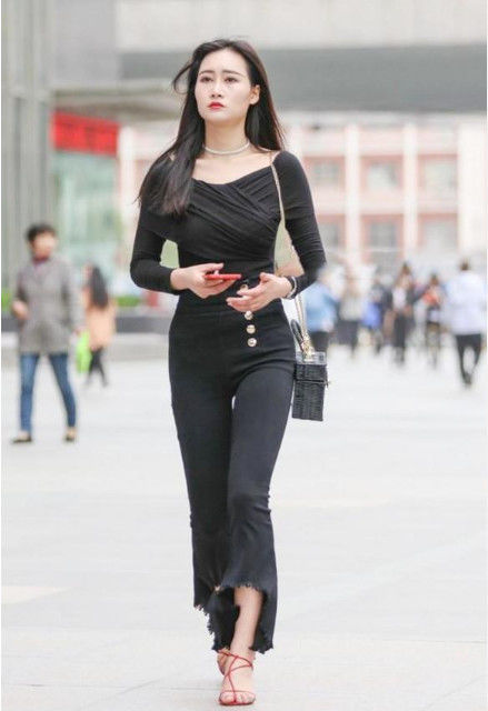 #气质#街拍：黑色系的气质美女，酷酷的有种帅劲，长相清秀又美丽