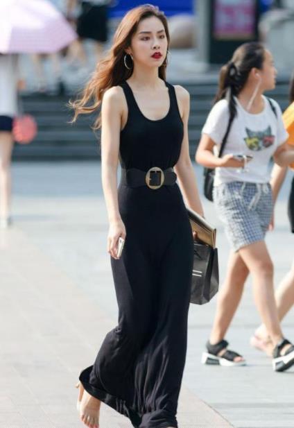 气质■街拍:时髦洋气的美女,白色的穿搭很显高雅气质,瞬间提升你的柔美气质