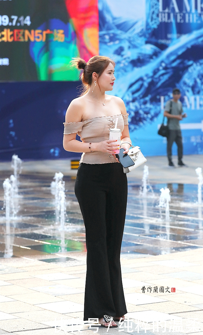 街拍一条喇叭裤,穿出好身材的美女