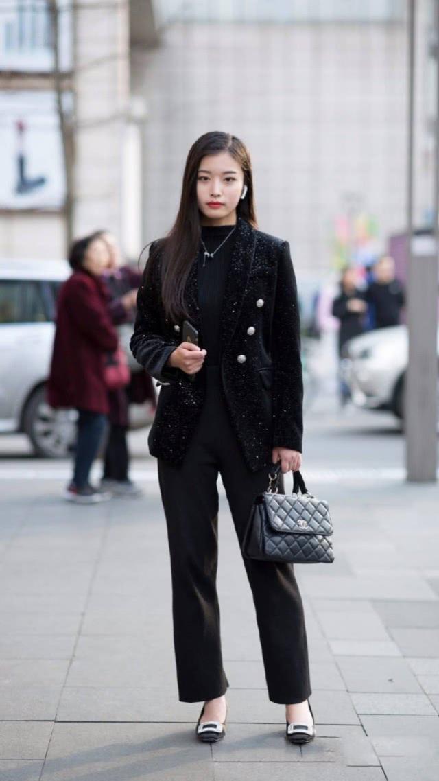  『靓丽』街拍：淑女风的时尚小姐姐，衬衫搭配牛仔裤，轻松秀出靓丽的好身姿