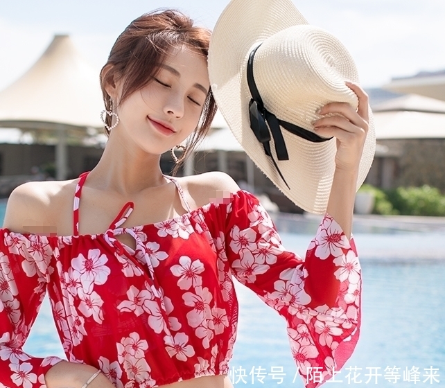清纯女模海滩拍写真，一身红色泳装显得气质高雅，游客回头率爆棚插图