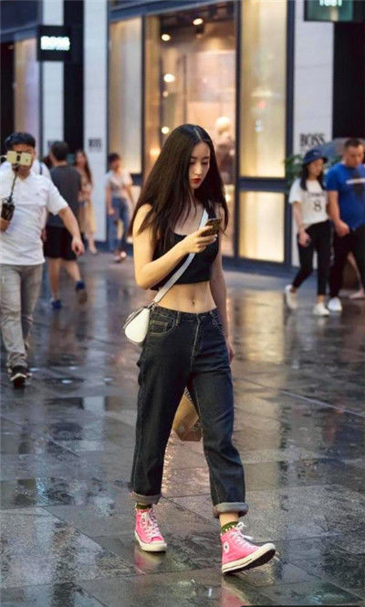 『美女』街拍:美女穿露肩连衣短裙,展现出一种别致的美,温柔中不失大气