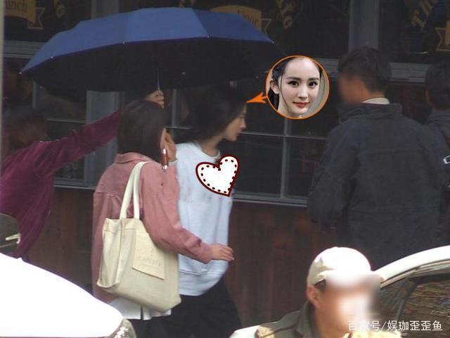 杨幂拍摄新戏全程黑脸 杨幂新戏皮衣酷炫！催剧组开工