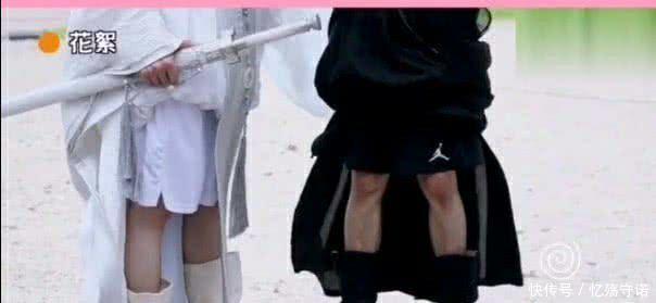 陈情令王一博肖战牵手照片