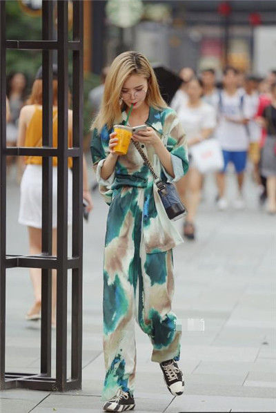  『尽显』街拍：时尚靓丽的美女，身穿印花套装，尽显曼妙好身姿