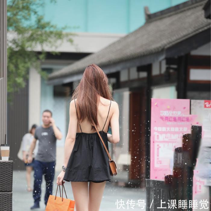 黑色吊带短裙街头拍摄，尽显白皙美背！插图(1)