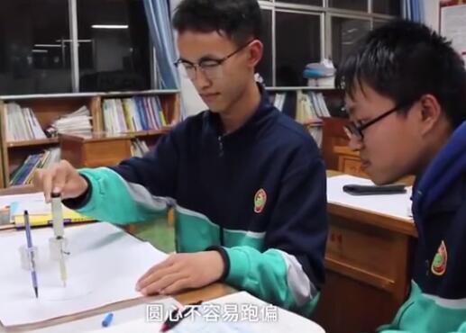 河南高三男生发明电动圆规 学生发明可降解塑料