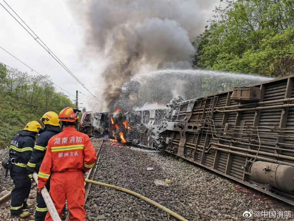 京广铁路区段塌方致T179次脱线 未造成人员死亡中国消防:经第一轮搜救,#T179# 客运火车起火车